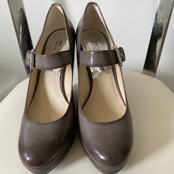 Michelle Kors Aged Leather Wedges - Picture 2 of 5